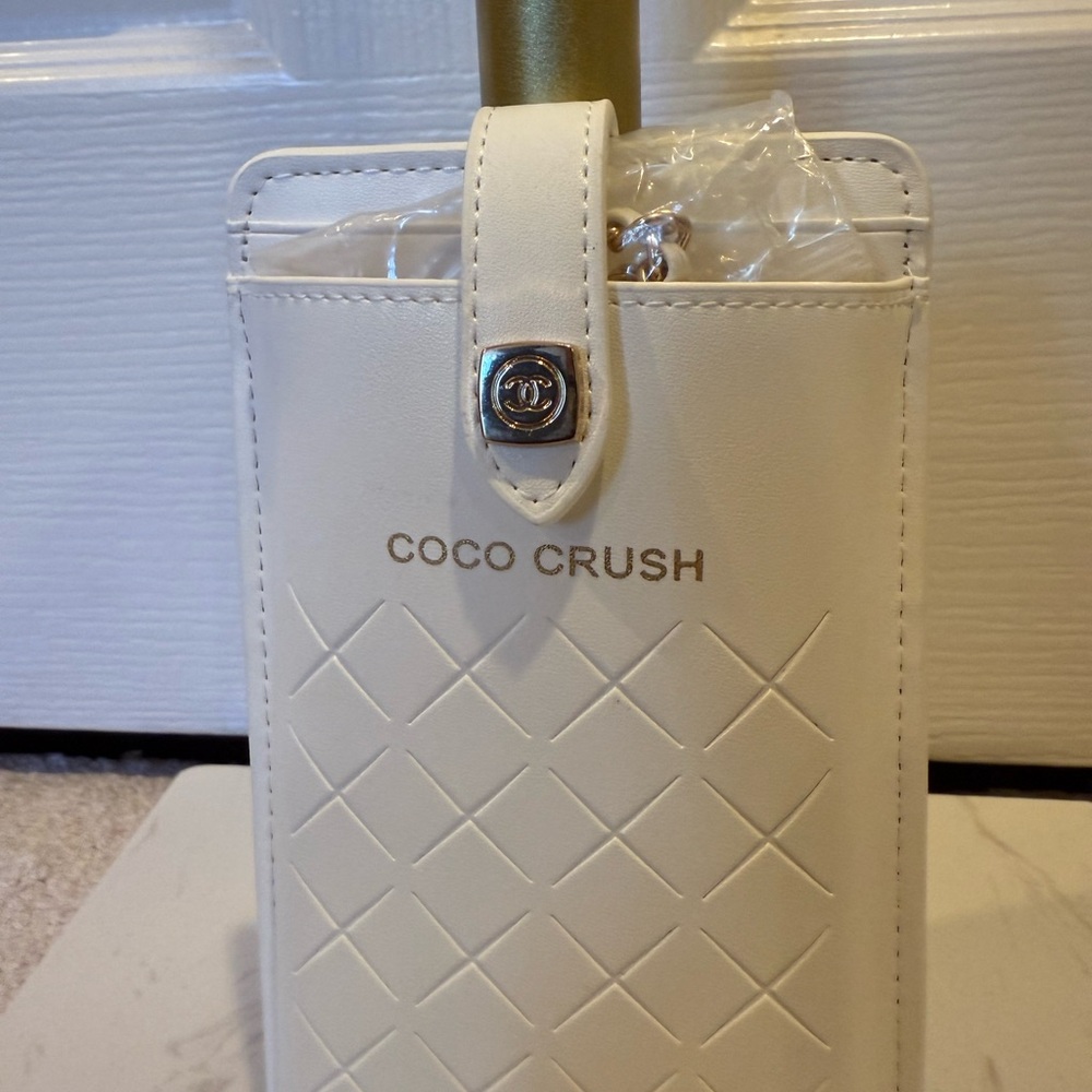 GWP Coco Crush White Vegan Leather Smart Phone Holder with Classic Chain Strap - Picture 3 of 6
